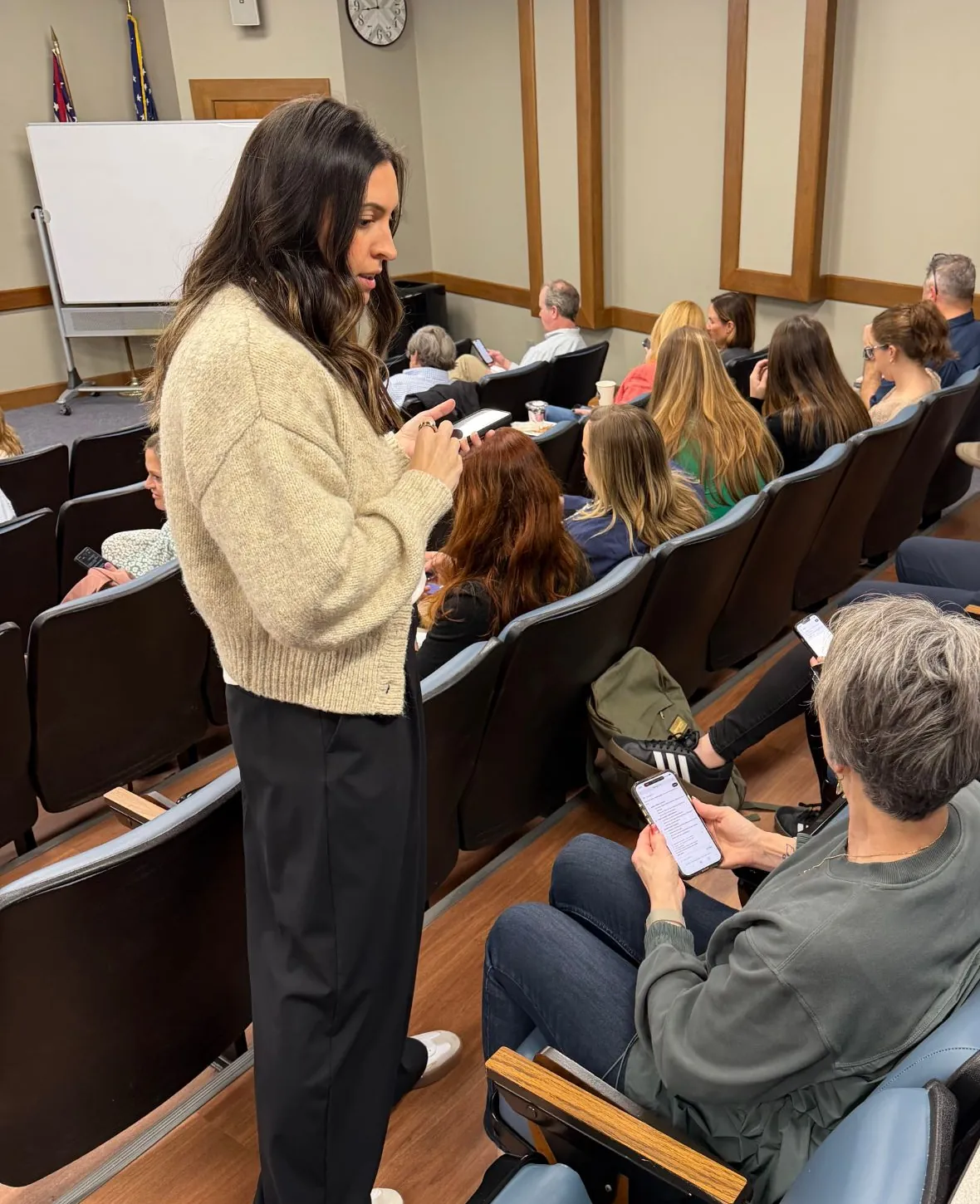Jess Pischel working one-on-one with workshop attendees on their phones